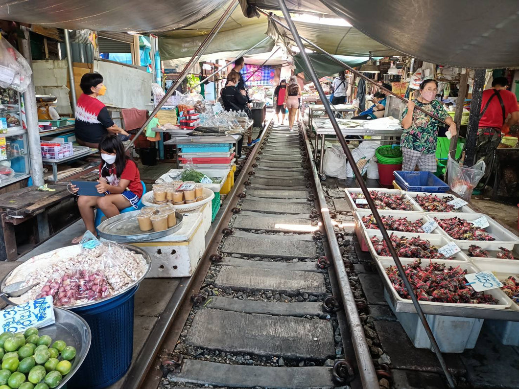 Full Day Exploring The Local Life with Maeklong Railway Market And Amphawa Floating Market (DSTH)