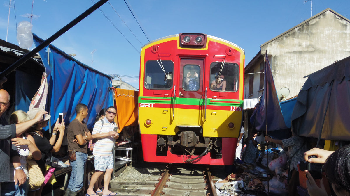Half Day Railway Market and Damnoensaduak Floating Market